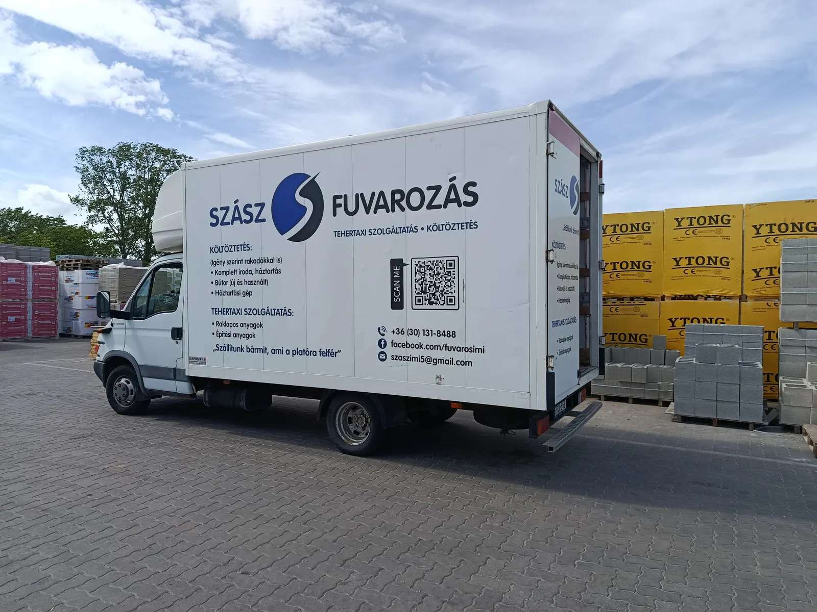 Szász Fuvarozás - Költöztetés dobozos bútorszállító kisteherautó